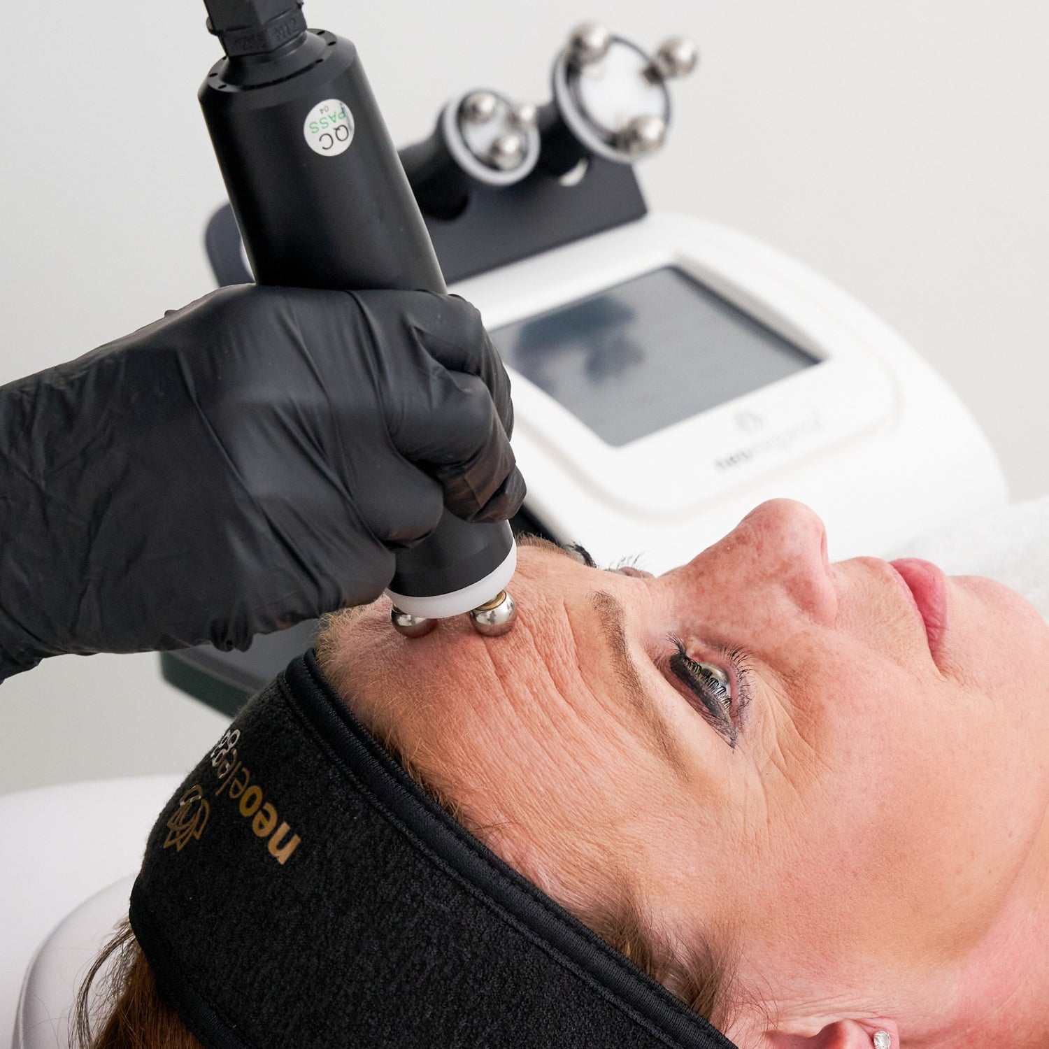 the neo smart wave in use toning and tightening skin